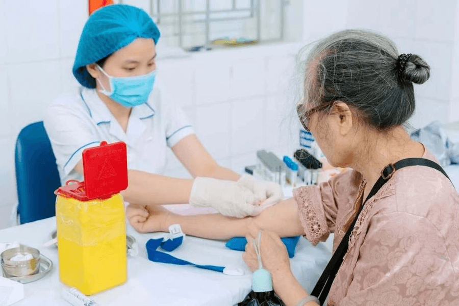 Một người dân đang tiến hành lấy máu để tiến hành kiểm tra