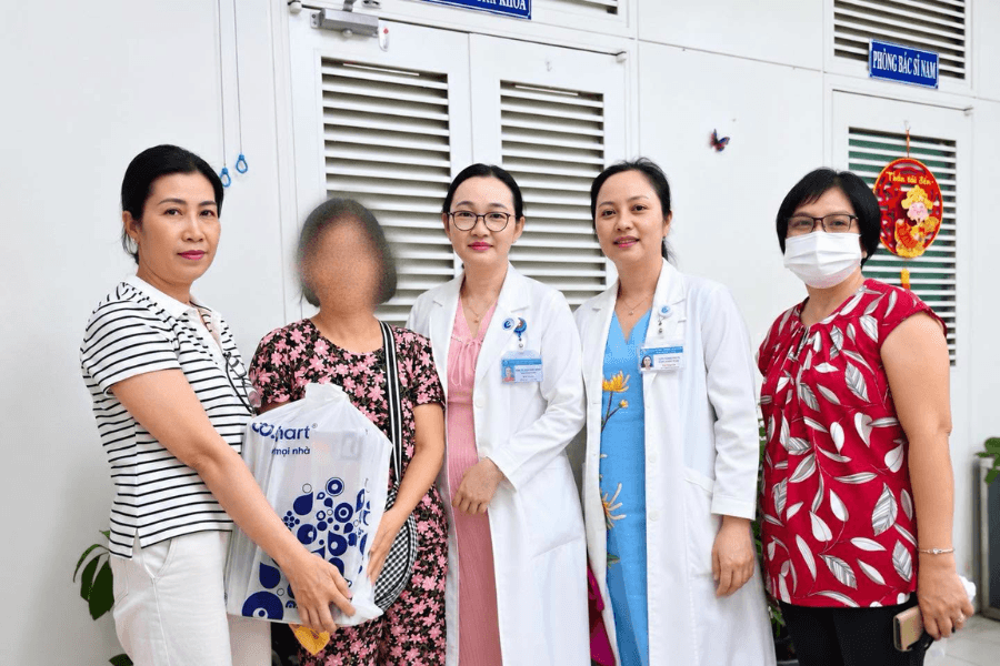 người mẹ trẻ xúc động vì được có cơ hội tiếp tục chăm sóc con