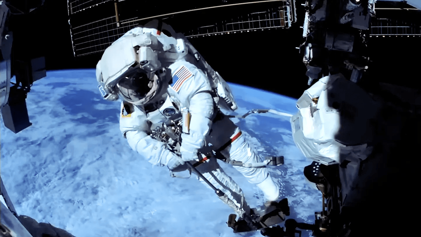 Chuyến đi bộ ngoài không gian của hai phi hành gia NASA cách Trái đất 260 dặm. (Ảnh: NASA)