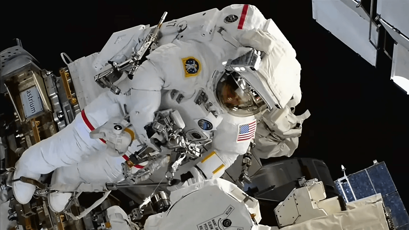 Phi hành gia Chris Williams của NASA đang làm việc bên ngoài Trạm Vũ trụ Quốc tế trong một chuyến đi bộ ngoài không gian để thay thế khớp cổ tay bị hỏng trên cánh tay robot Canadarm2.