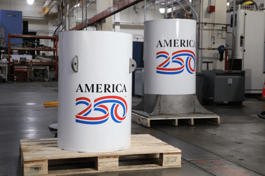 Hộp thời gian America250 của Mỹ, bên trái, và phần vòm bảo vệ đặt phía trên được trưng bày tại xưởng cơ khí của Viện Tiêu chuẩn và Công nghệ Quốc gia Mỹ ở Gaithersburg, Maryland