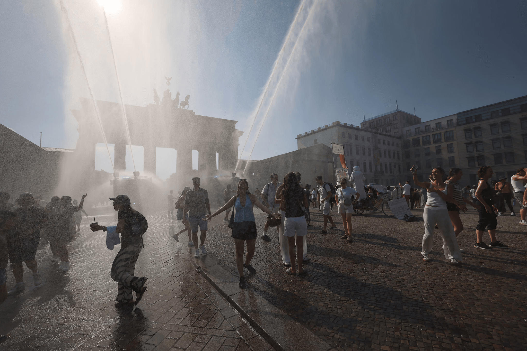 Cảnh sát Berlin dùng vòi rồng phun nước giải nhiệt cho du khách