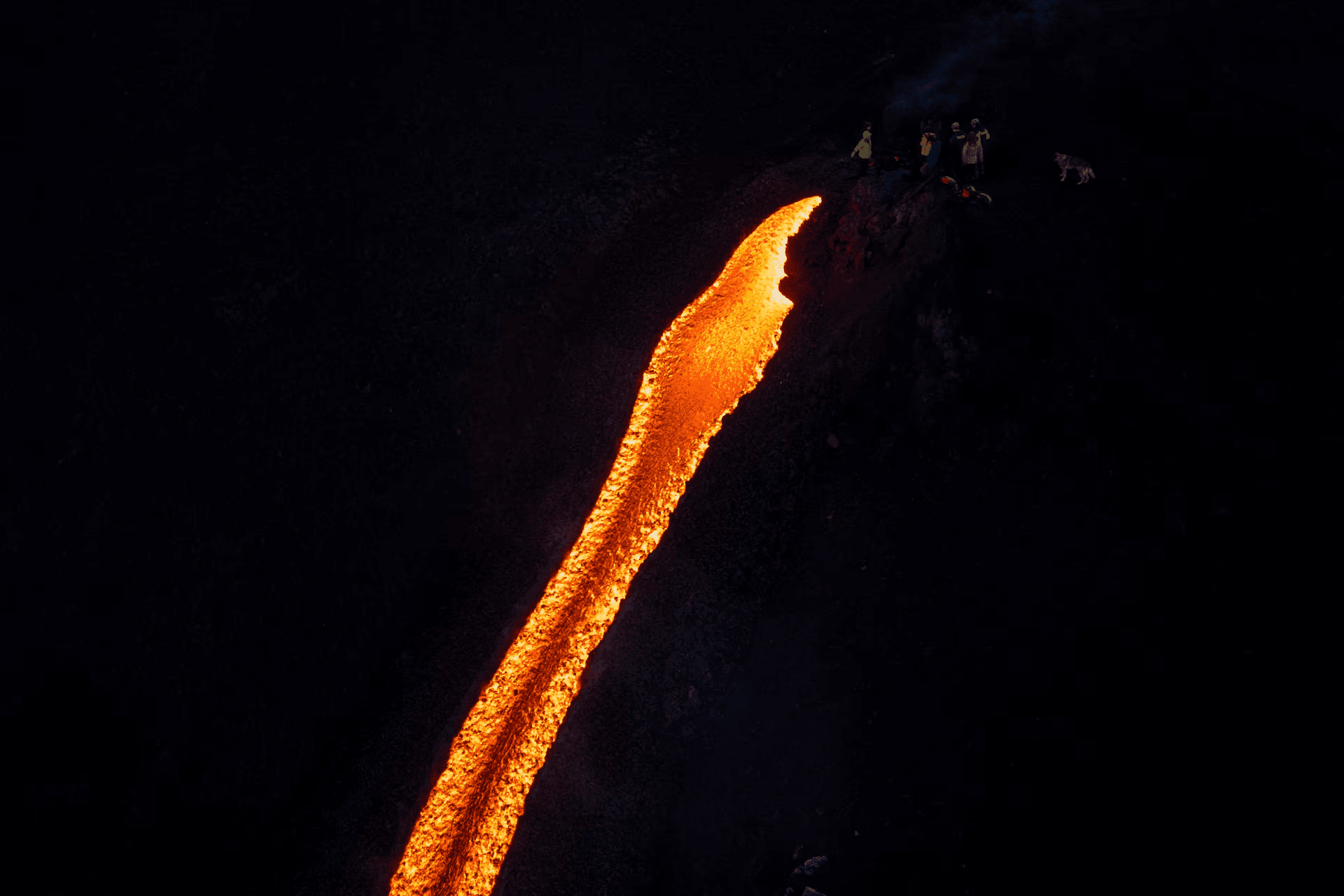 Dòng dung nham đỏ rực chảy xuống sườn núi Etna (Italy)
