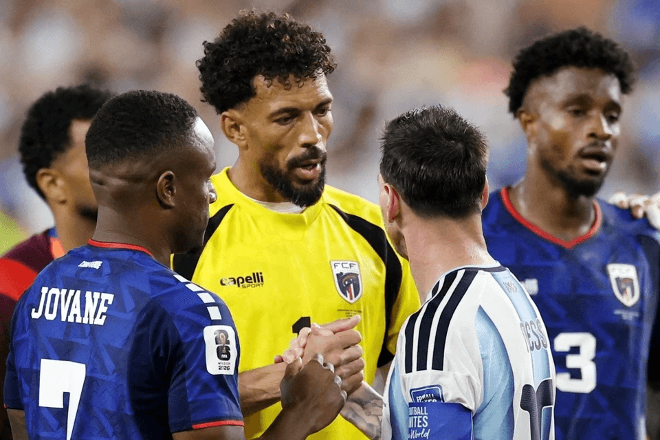 Khoảnh khắc Messi dành sự tôn trọng cho thủ môn Vozinha