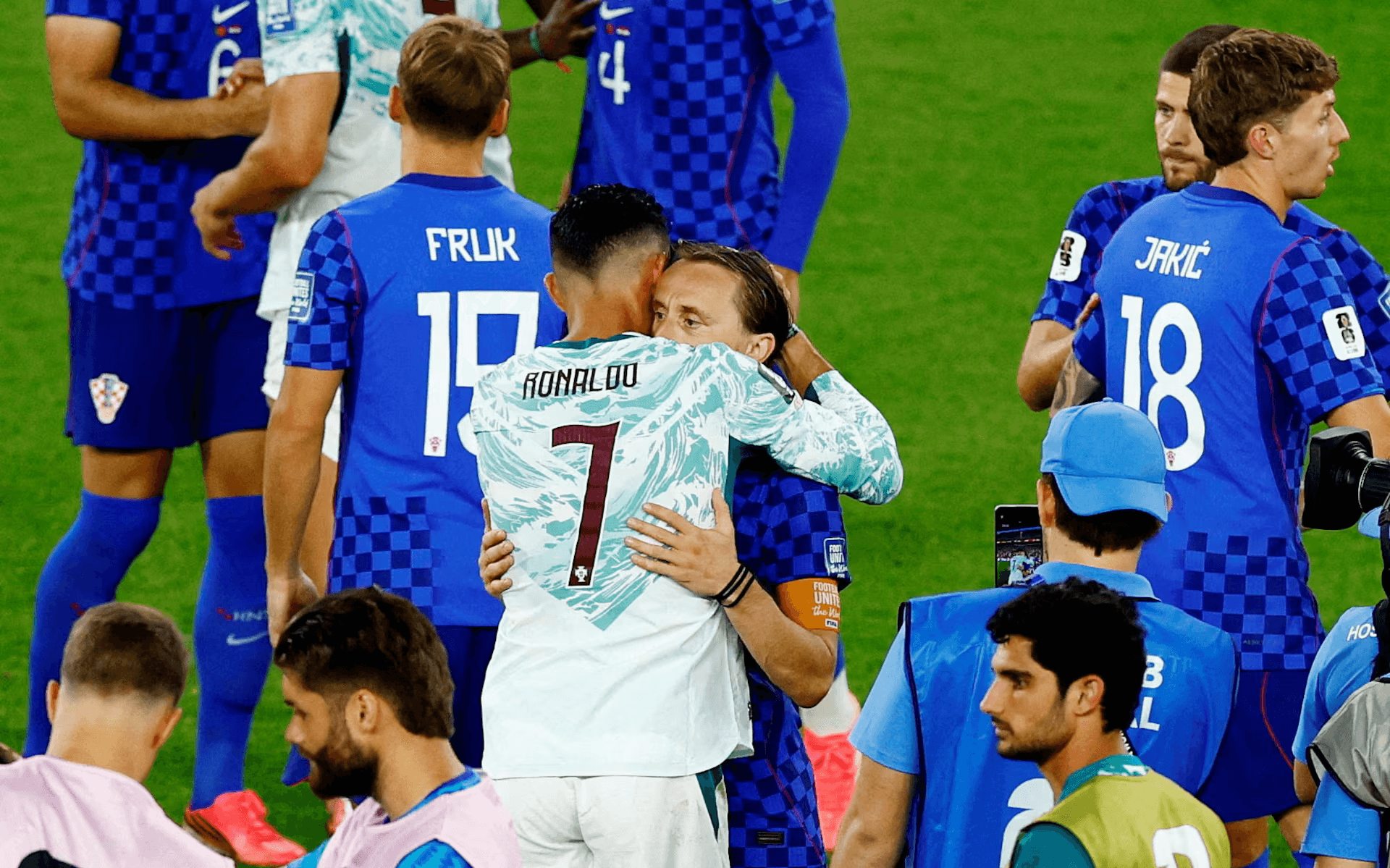 Luka Modric và Cristiano Ronaldo đã ôm nhau