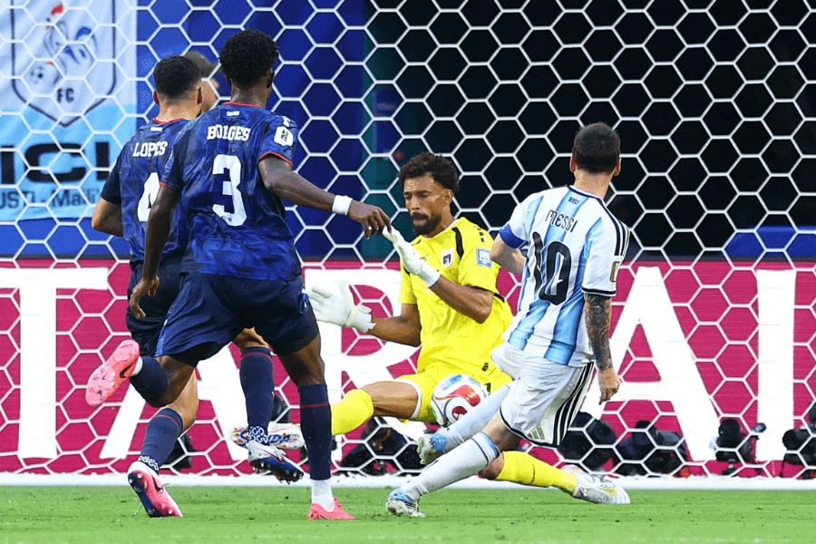 khoảnh khắc chặn bóng của messi
