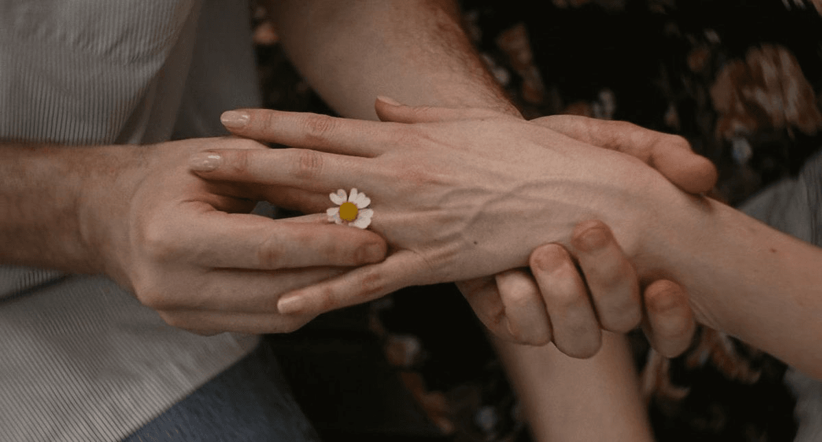 Núi và sông mà tình yêu thời nay cần vượt qua không chỉ là khoảng cách