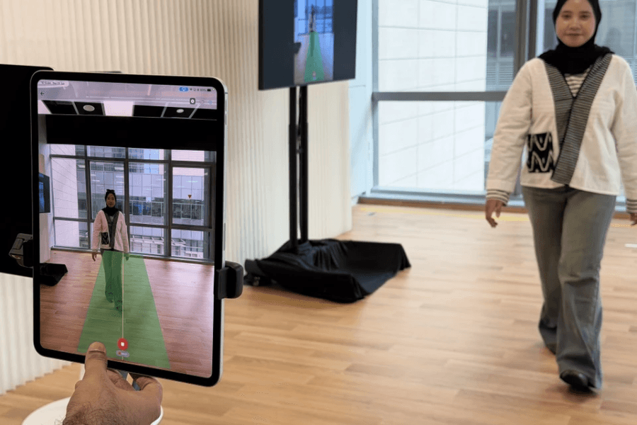 Bệnh viện Singapore phân tích dáng đi bằng iPad. (Ảnh: Znews)