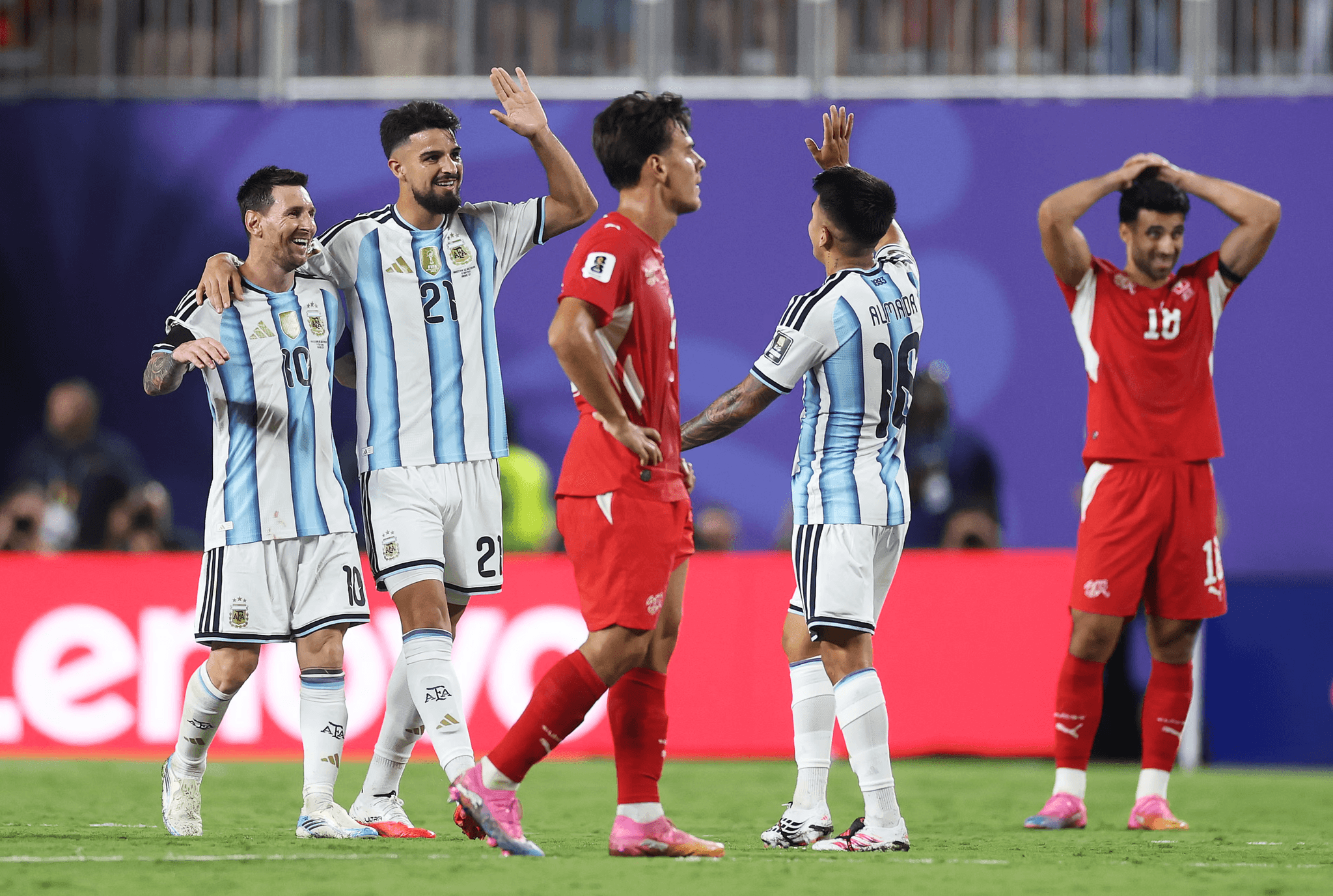 Messi và đồng đội vỡ òa sau màn ngược dòng trước Thụy Sĩ