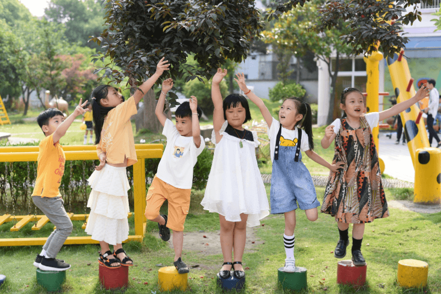 Mùa hè là lúc trẻ có thêm nhiều hoạt động như đi bơi, tham gia lớp học năng khiếu, đến khu vui chơi hoặc đi du lịch cùng gia đình