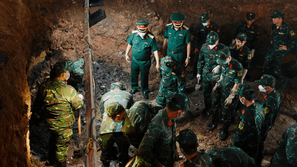 Ban Chỉ đạo 515 Quân khu 7 tại khu vực tìm kiếm hài cốt anh hùng liệt sĩ ở công viên Lê Thị Riêng.