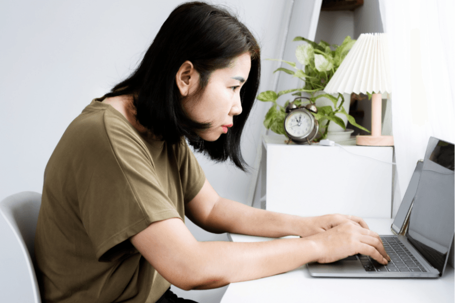 Những tư thế như ngồi gù lưng, trượt người về phía trước, bắt chéo chân, ngồi trên ghế quá mềm hoặc không có điểm tựa lưng đều có thể làm mất đường cong tự nhiên của cột sống