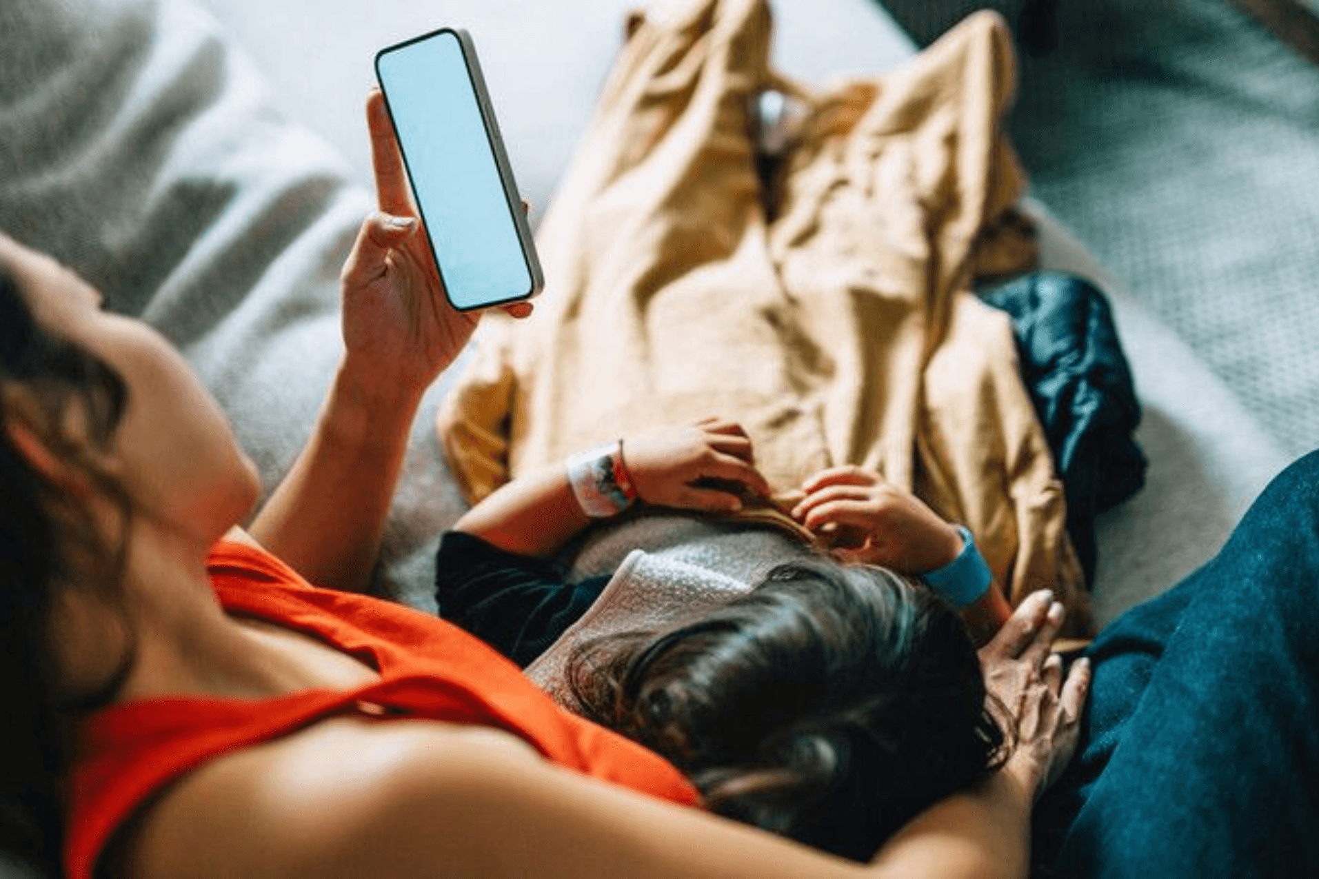 các em có thể dần cảm thấy mình luôn đứng sau những gì đang diễn ra trên điện thoại (1)