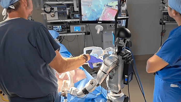Trong một ca phẫu thuật, ê-kíp gồm robot hình người và một bác sĩ phẫu thuật đóng vai trò hỗ trợ đã thực hiện thành công thủ thuật cắt túi mật.