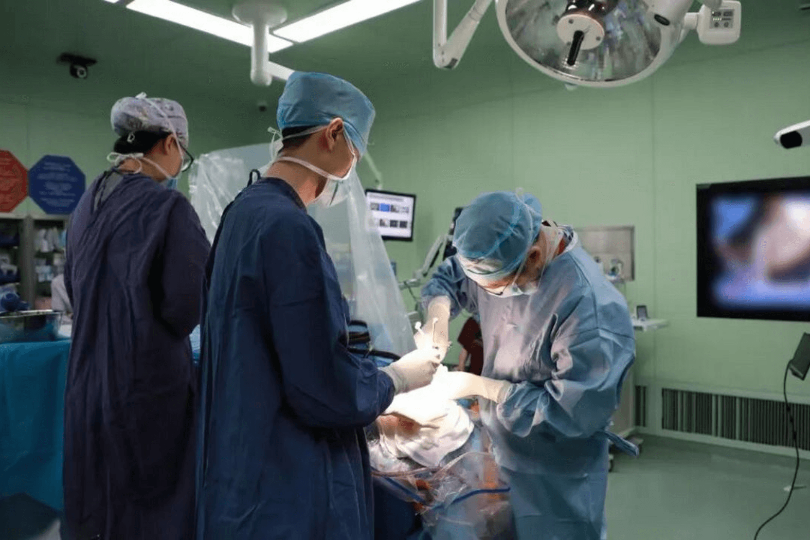 Bệnh viện Hoa Sơn thuộc Đại học Phúc Đán đã thực hiện ca cấy ghép thương mại đầu tiên sử dụng chip não - máy tính NEO