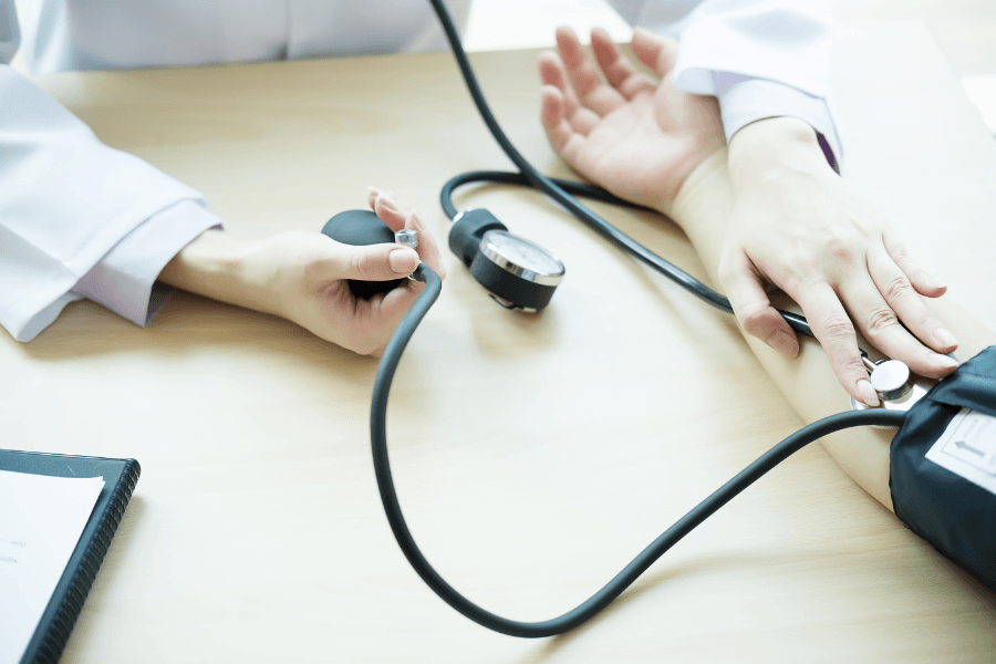 Huyết áp có thể thay đổi theo thời điểm trong ngày, tâm trạng, vận động, giấc ngủ, cà phê, thuốc đang dùng hoặc kỹ thuật đo