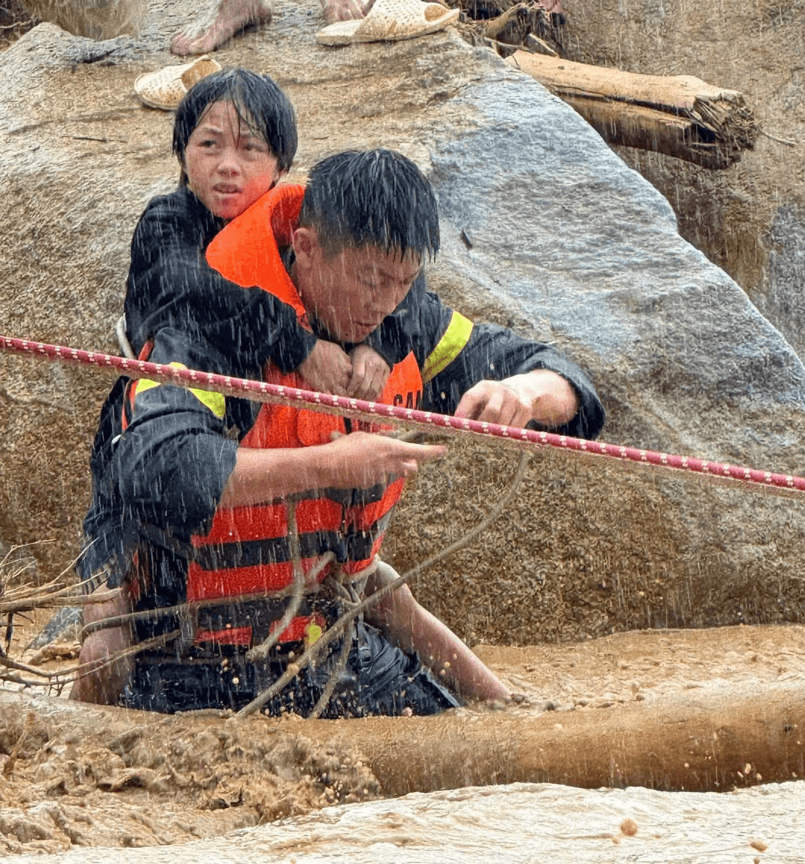 Lực lượng cứu hộ khẩn trương hỗ trợ người dân giữa mưa lũ ở Lai Châu