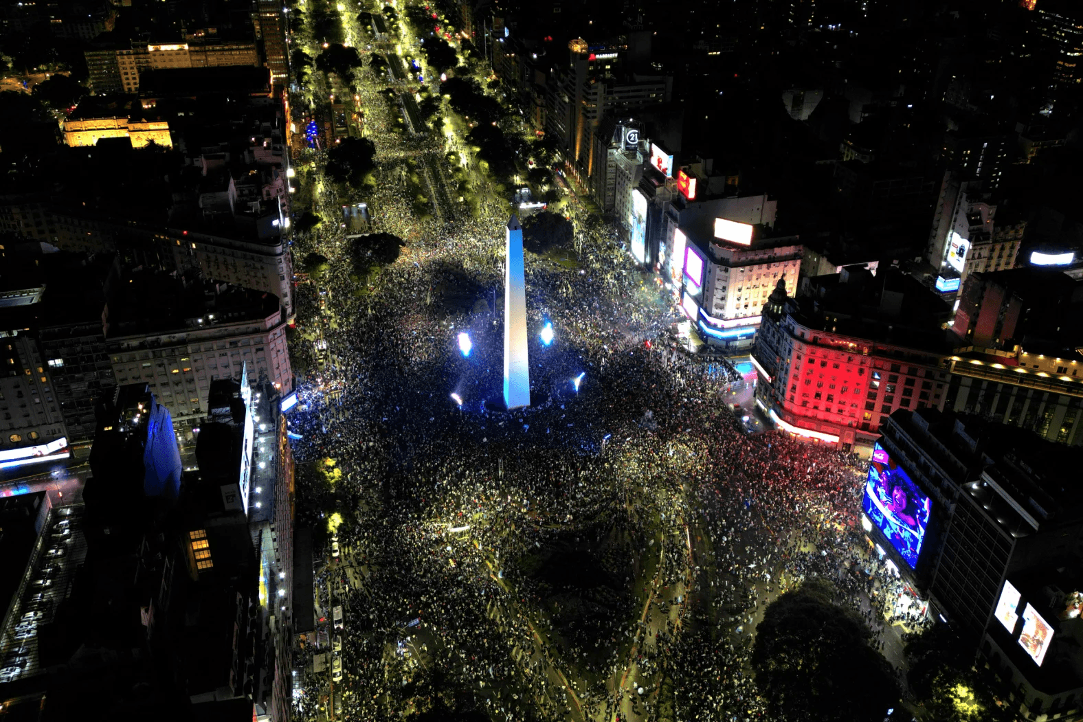 Người hâm mộ ở Buenos Aires ăn mừng chiến thắng của Argentina trước Anh