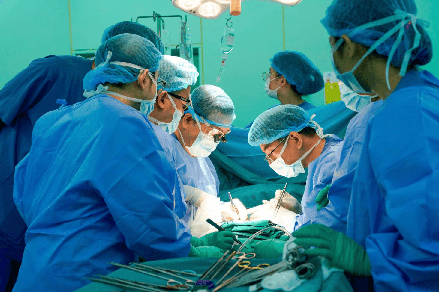 Bệnh viện ĐH Y dược TP HCM huy động nhân lực từ nhiều chuyên khoa để thực hiện quy trình lấy và ghép đa tạng