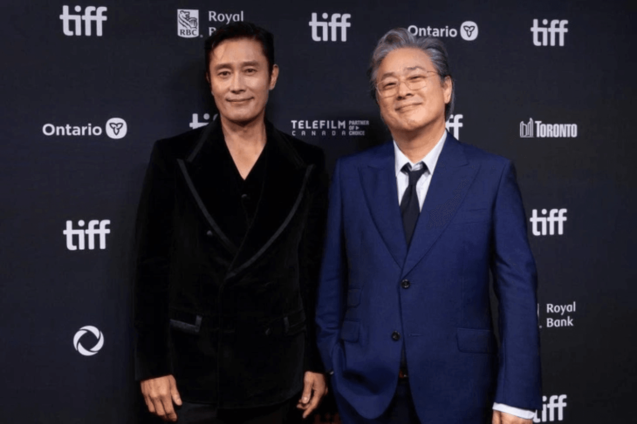 Lee ByungLee Byung Hun được vinh danh với giải Thành tựu đặc biệt tại Liên hoan phim quốc tế Toronto. Hun nhận giải Thành tựu đặc biệt tại Liên hoan phim quốc tế Toronto