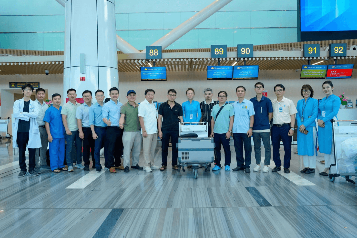 Phổi hiến được vận chuyển bằng đường hàng không từ TP. Hồ Chí Minh ra Hà Nội để thực hiện ca ghép tại Bệnh viện Phổi Trung ương