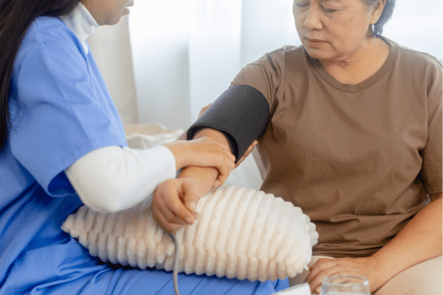 Người bệnh cần báo cho nhân viên y tế khi có triệu chứng bất thường, tái khám đúng hẹn và làm xét nghiệm định kỳ nếu được chỉ định
