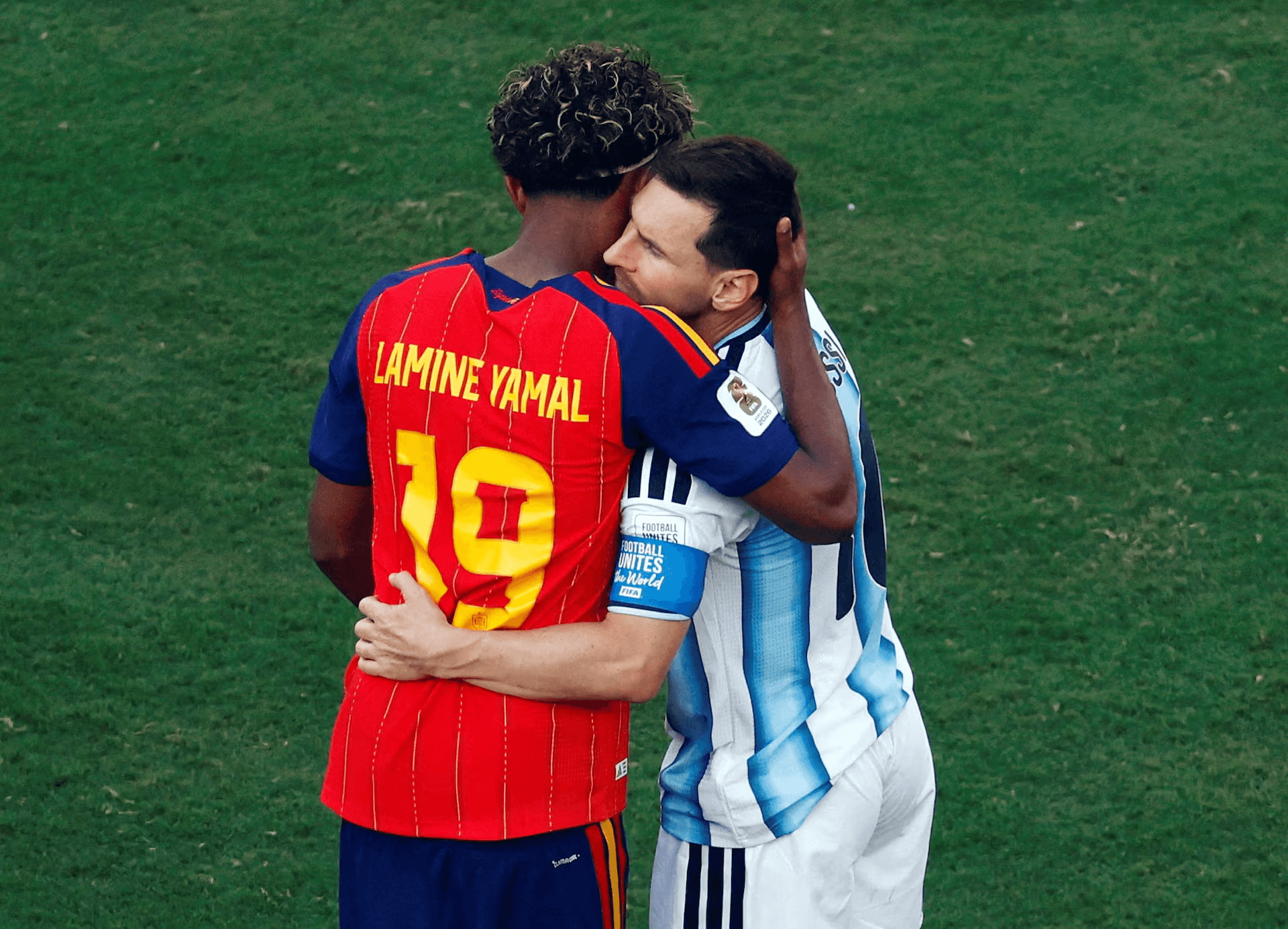 Lamine Yamal của Tây Ban Nha và Lionel Messi của Argentina