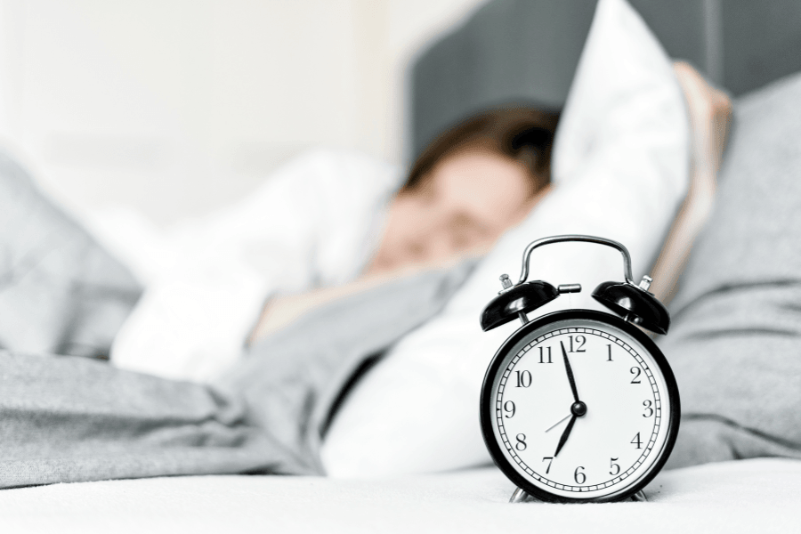Ngủ bù cuối tuần không phải là _liều thuốc_ xóa hết nợ giấc ngủ. Thức khuya thường xuyên vẫn có thể làm rối loạn nhịp sinh học và ảnh hưởng đến quá trình phục hồi của cơ thể