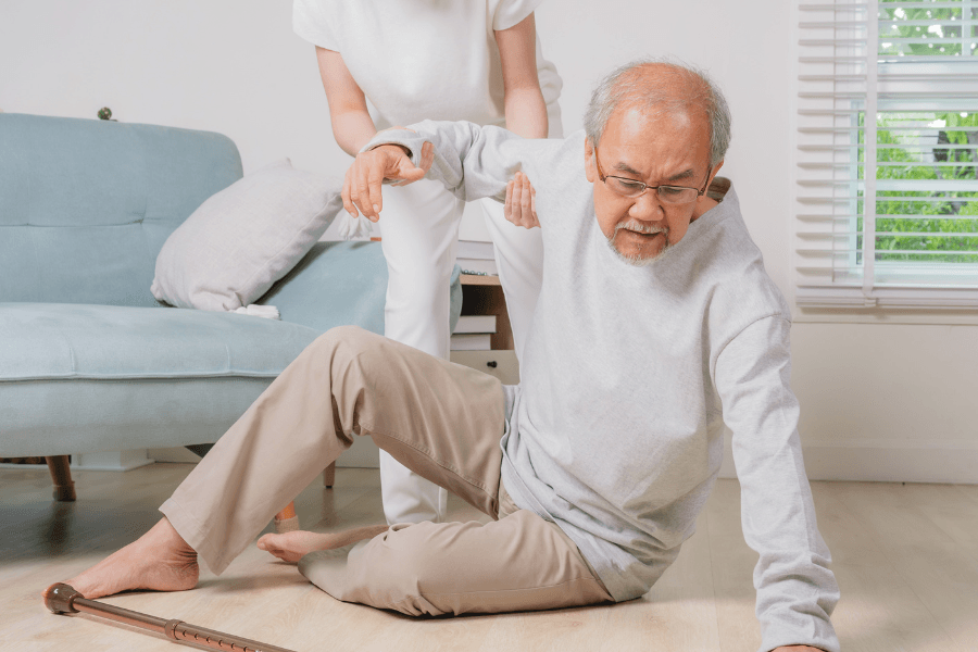 4 dấu hiệu cảnh báo nguy cơ té ngã ở người cao tuổi và người bệnh