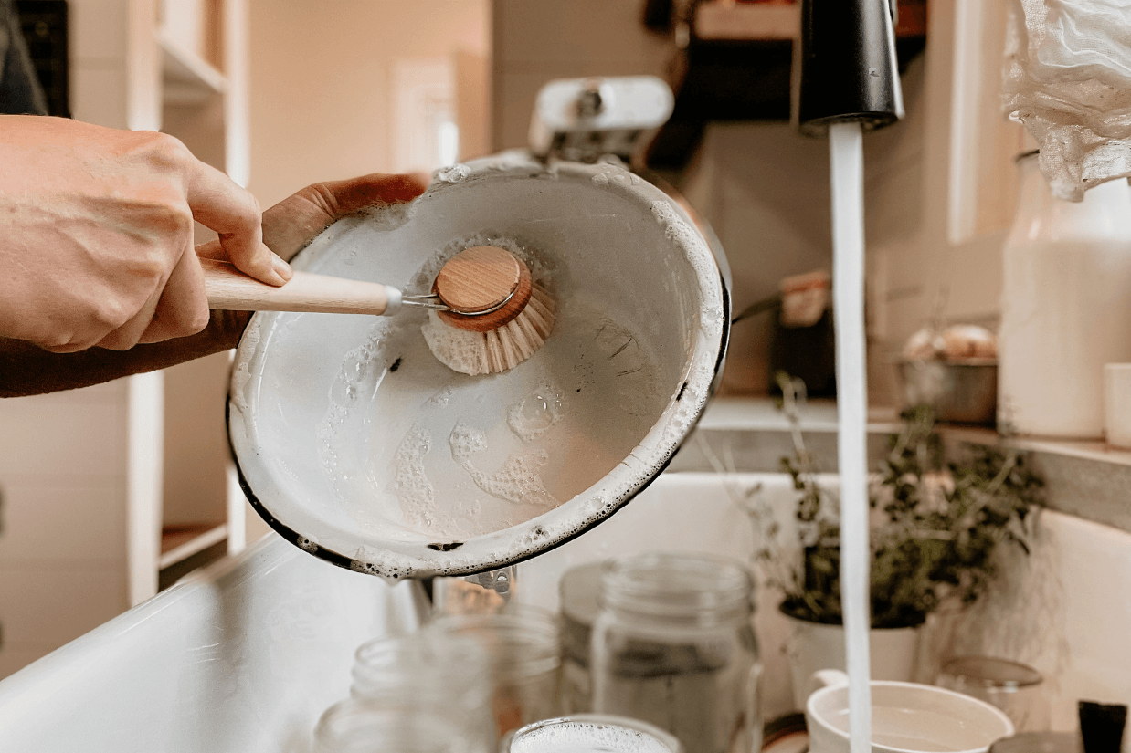 Cân nhắc dùng bàn chải rửa chén vì dụng cụ này mau khô và dễ làm sạch hơn