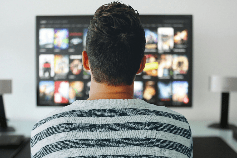 Một số vùng não của những người thuộc nhóm nam giới ngồi xem TV lâu có thể tích nhỏ hơn, nhất là những khu vực liên quan đến các thay đổi sớm của bệnh Alzheimer. (Ảnh minh họa)