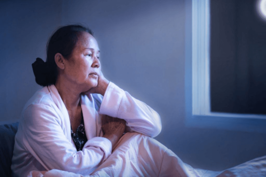 Người sau 60 tuổi ngủ ít và dậy sớm có bình thường không