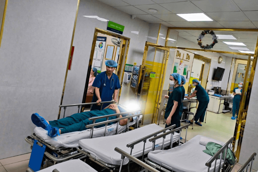 ông bố vào phòng mổ động viên vợ vượt cạn nhưng bất ngờ ngất xỉu khi nghe tiếng con khóc