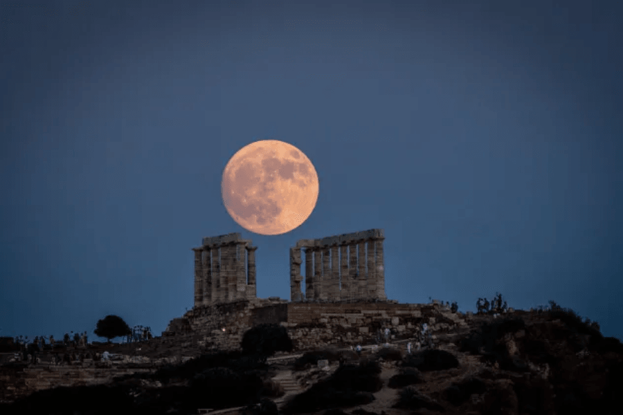 Trăng Hươu mọc phía sau đền Poseidon cổ kính tại mũi Sounion, cách thủ đô Athens của Hy Lạp khoảng 70 km về phía nam. (Ảnh: Giorgos Arapekos/NurPhoto via Getty Images)