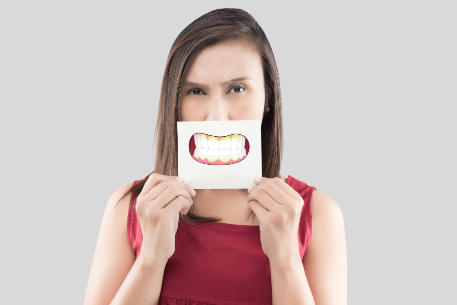 mảng bám là một lớp màng sinh học, trong đó vi khuẩn bám chặt vào bề mặt răng