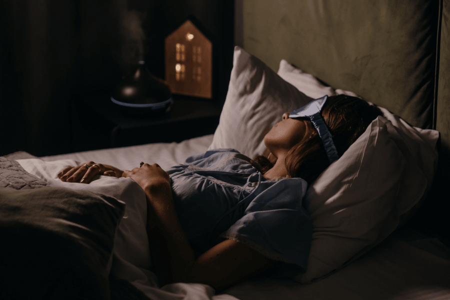 giữ phòng tối, chọn trang phục và chăn ga thoáng khí giúp bạn có giấc ngủ ngon hơn vào mỗi đêm