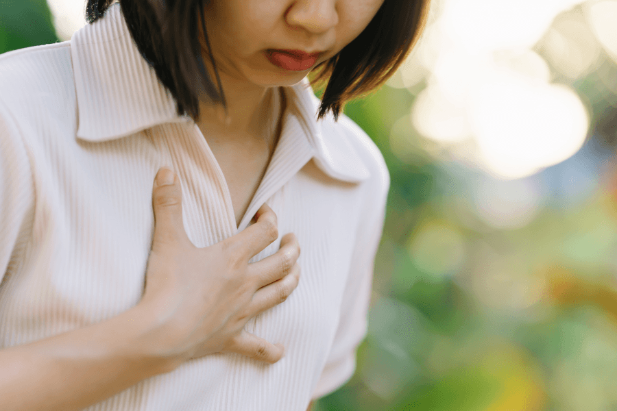 nhồi máu cơ tim thường gây cảm giác khó chịu lan rộng hơn ở giữa ngực, như có vật đè lên ngực, bị bóp nghẹt hoặc siết chặt