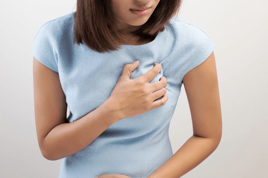 Bệnh tim thiếu máu cục bộ có thể biểu hiện bằng đau thắt ngực, khó thở, mệt mỏi