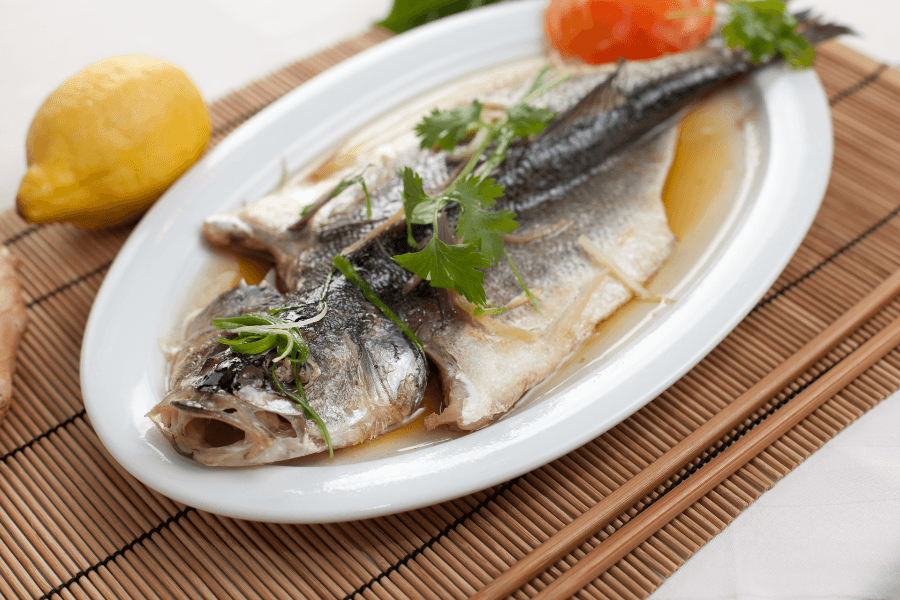 Cá là một trong những nguồn đạm được ưu tiên trong các món ăn cho người huyết áp cao.