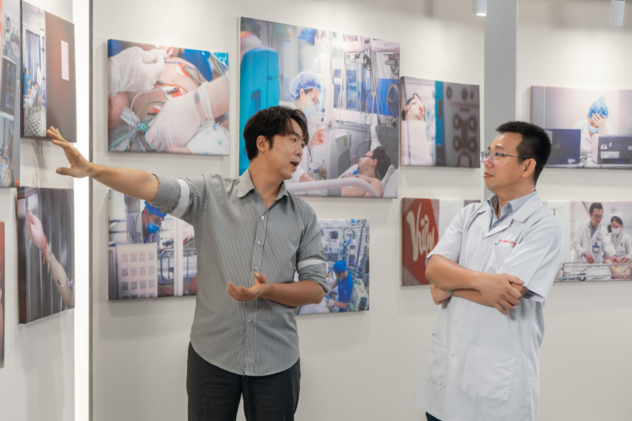 BS.CKII Phan Vĩnh Thọ (bên phải) và nhiếp ảnh gia Ngô Trần Hải An (bên trái) trong tập vodcast “Sốt xuất huyết Dengue: Sự thật bất ngờ đằng sau những khung ảnh”.