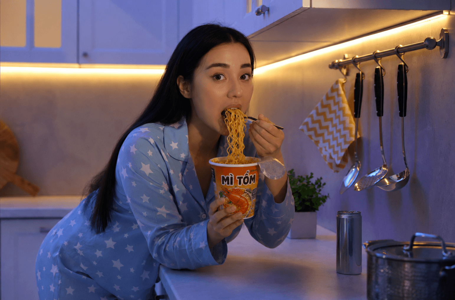 thời điểm ăn và cách phân bố các bữa trong ngày có liên quan đến sức khỏe chuyển hóa của gan.