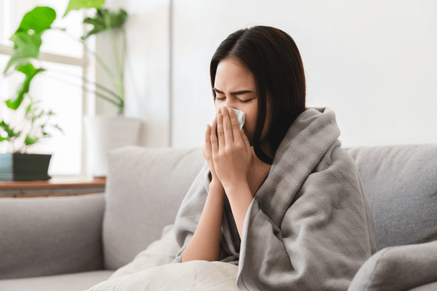 triệu chứng điển hình của cúm thường là ho, đau họng và sổ mũi