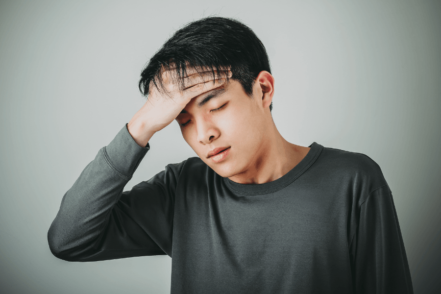 Tùy tác nhân, người bệnh sốt siêu vi có thể kèm theo ho, sổ mũi, đau họng, đau nhức người, phát ban hoặc rối loạn tiêu hóa