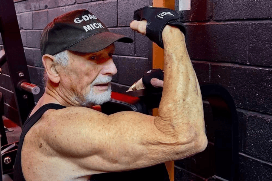 Cụ ông 88 tuổi nâng tạ 100 kg khiến cộng đồng TikTok trầm trồ 