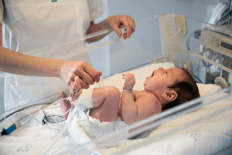 Nếu nhiễm vi rút ngay từ giai đoạn sơ sinh, trẻ có nguy cơ cao chuyển thành viêm gan B mạn tính. (Ảnh minh họa)