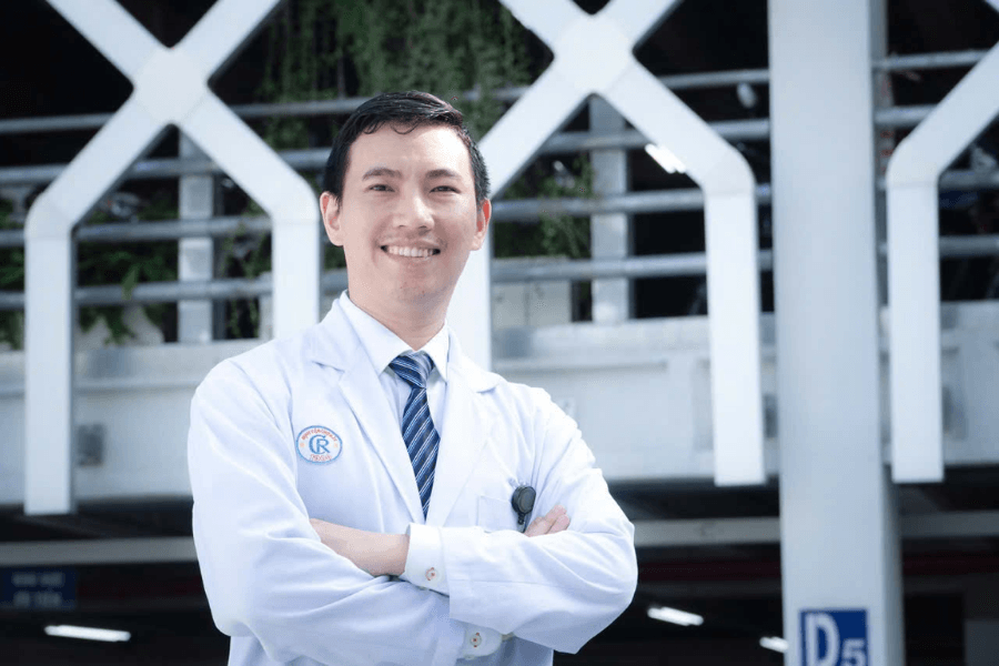 Sau lời kêu gọi hỗ trợ y tế, bác sĩ Hồ Khánh Thành đã nhanh chóng có mặt để giúp em bé chào đời an toàn