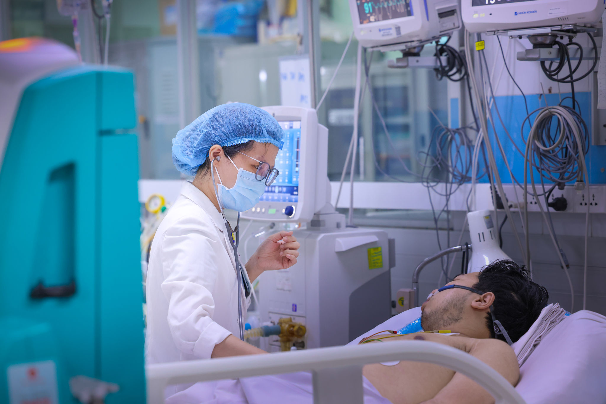 Người trên 60 tuổi, phụ nữ mang thai và người mắc bệnh nền như béo phì, tim mạch, huyết áp, bệnh gan thận... có nguy cơ diễn tiến nặng cao hơn, phải nhập viện để theo dõi sát