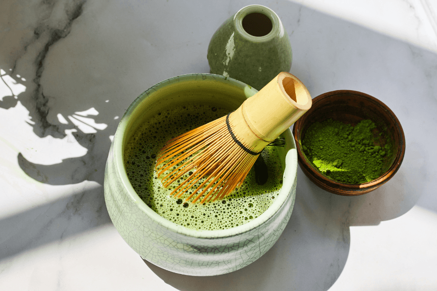 matcha được làm từ lá trà nghiền mịn
