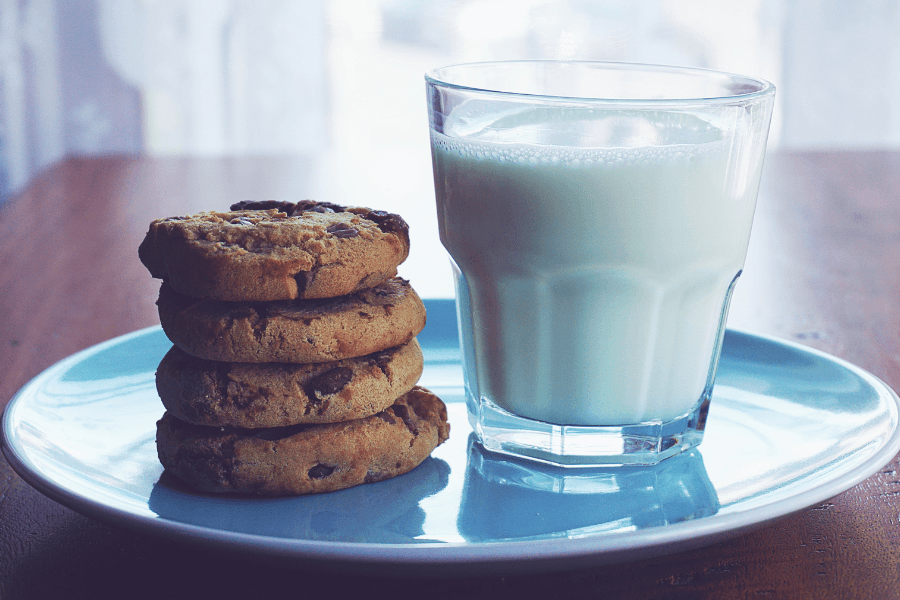 Người không dung nạp lactose có thể gặp đầy hơi, chướng hoặc sôi bụng, đau bụng, tiêu chảy