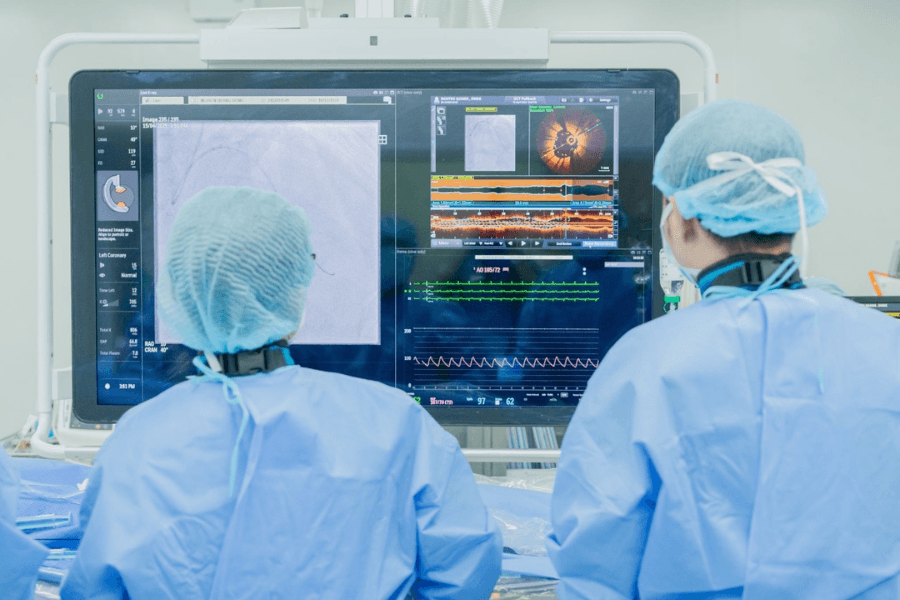 các bác sĩ đặt stent để tái thông dòng máu đến cơ tim